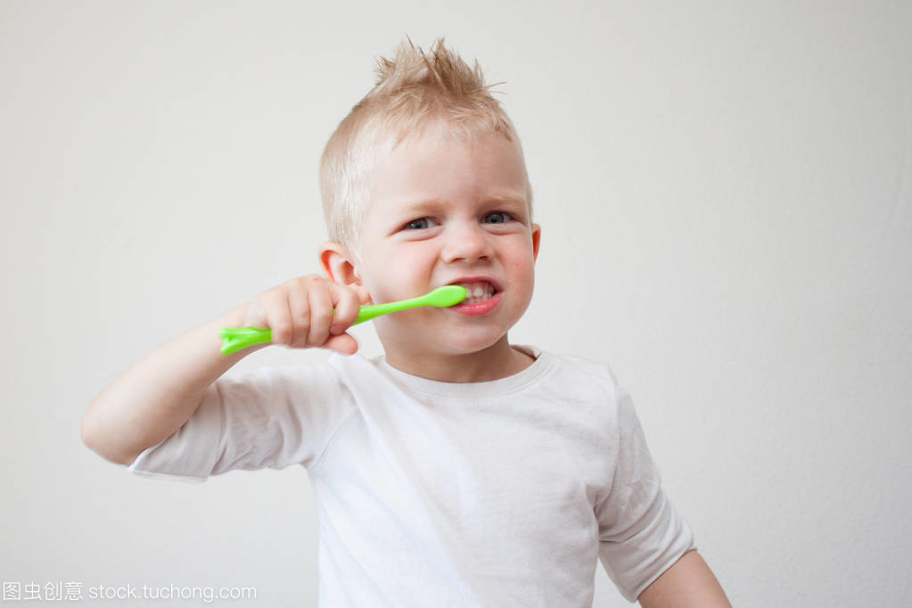 快乐男孩的刷牙时光 从卫生保健到牙科美容的健康理念